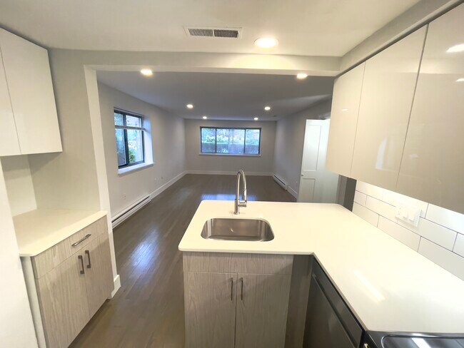 320 Hammond Pond Pkwy, Unit 103