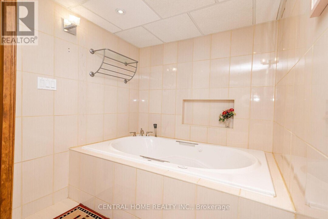 20 Bridgenorth Crescent in Toronto, ON - Building Photo