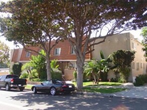 233 S. Juanita Ave. in Redondo Beach, CA - Foto de edificio - Building Photo