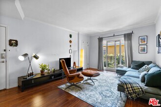 332 Rexford Dr in Beverly Hills, CA - Building Photo - Building Photo