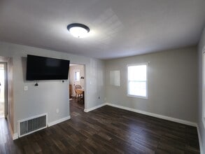 5215 N Glen Elm Dr in Peoria Heights, IL - Building Photo - Building Photo