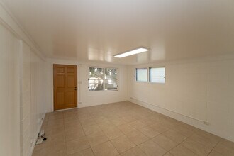 2260 Waiomao Rd in Honolulu, HI - Building Photo - Building Photo