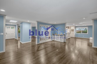 8045 SW West Slope Dr in Portland, OR - Building Photo - Building Photo
