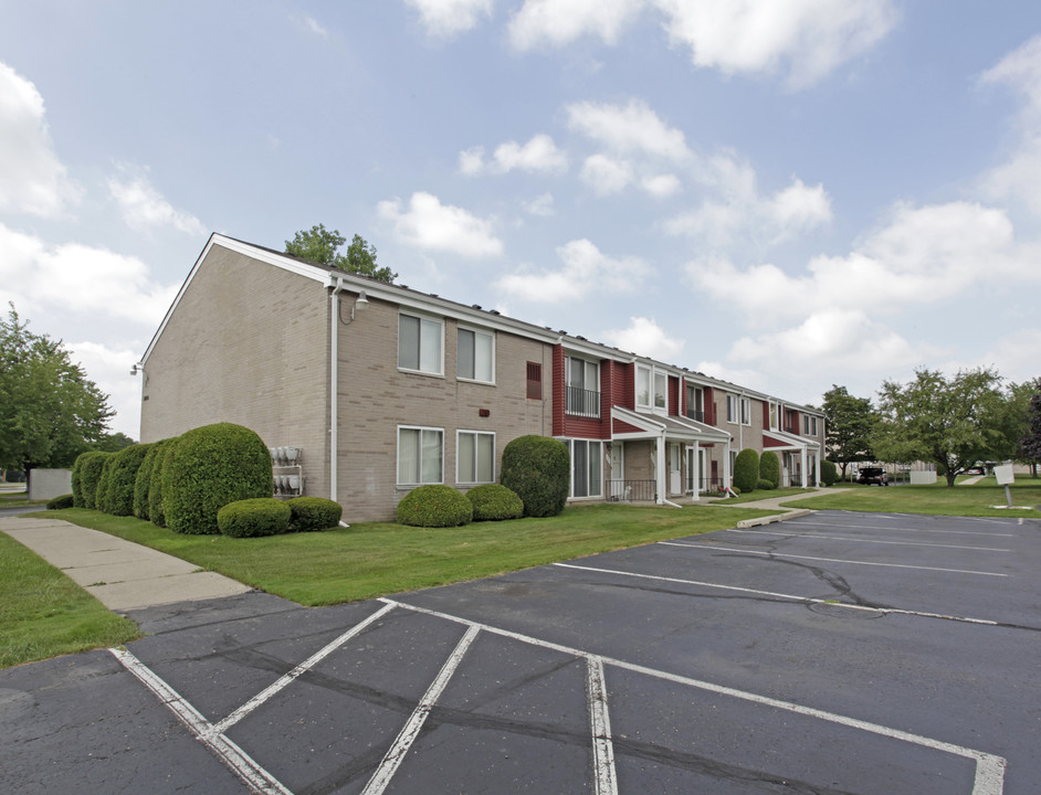 Sunset Circle in St. Clair Shores, MI - Building Photo