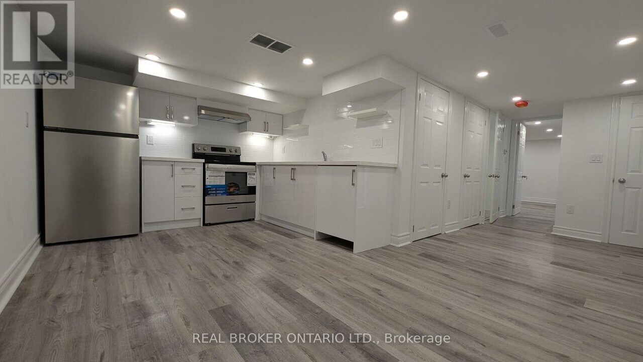 1150 Woodbine Ave in Toronto, ON - Building Photo