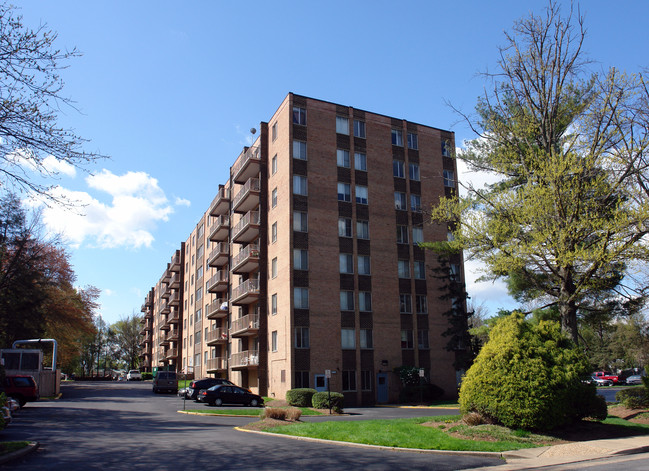 Churchill Apartments in Falls Church, VA - Building Photo - Building Photo