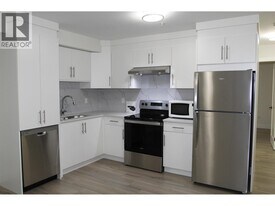 10590 McVeety St in Maple Ridge, BC - Building Photo