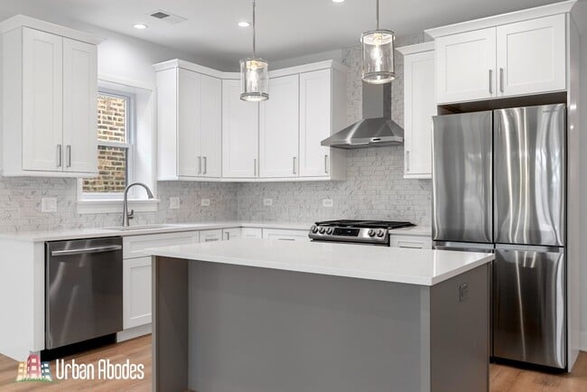 6423 N Washtenaw Ave, Unit J05W