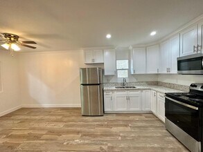 7032 Lanewood Ave in Los Angeles, CA - Building Photo - Building Photo