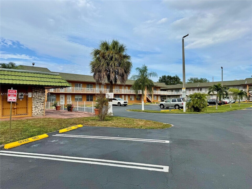 291 NW 177th St in Miami, FL - Building Photo