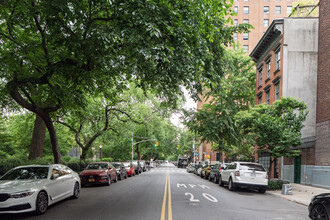 137 Avenue B in New York, NY - Foto de edificio - Building Photo