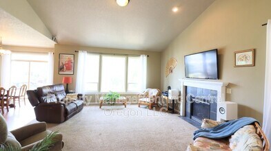 2143 NW Sterling Ave in Redmond, OR - Building Photo - Building Photo
