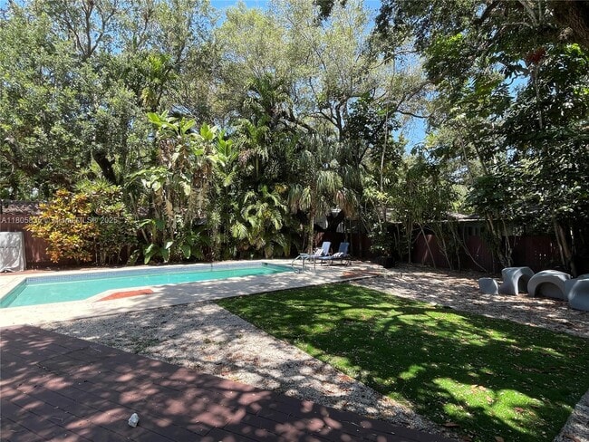 property at 4165 Poinciana Ave