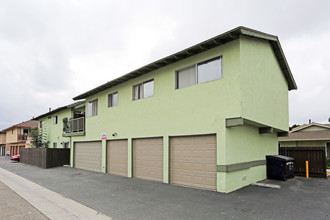 7251 Toulouse Dr in Huntington Beach, CA - Foto de edificio - Building Photo
