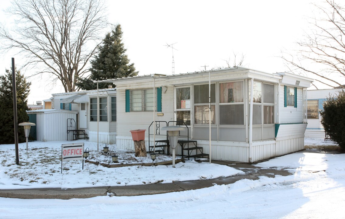 Holt's Mobile Home Court in Flint, MI - Building Photo