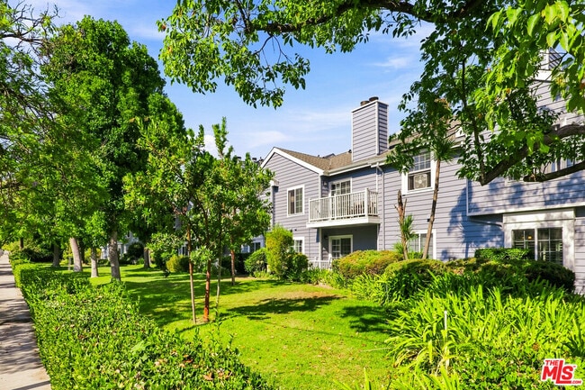 property at 6638 N Clybourn Ave