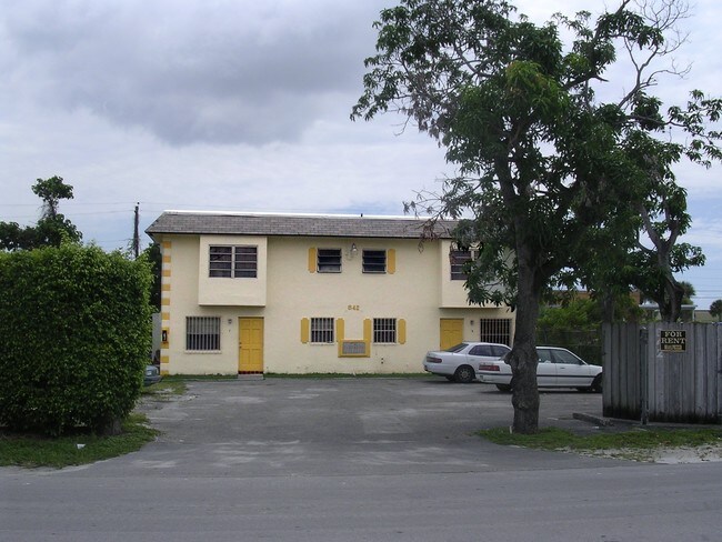 842 NW 1st Ave in Fort Lauderdale, FL - Building Photo - Building Photo