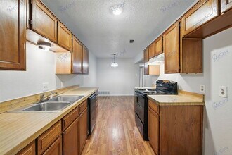 6708 S Creek Dr in Fort Worth, TX - Building Photo - Building Photo