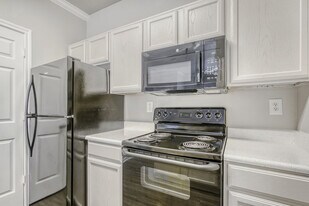 The Oakmoor in Houston, TX - Building Photo