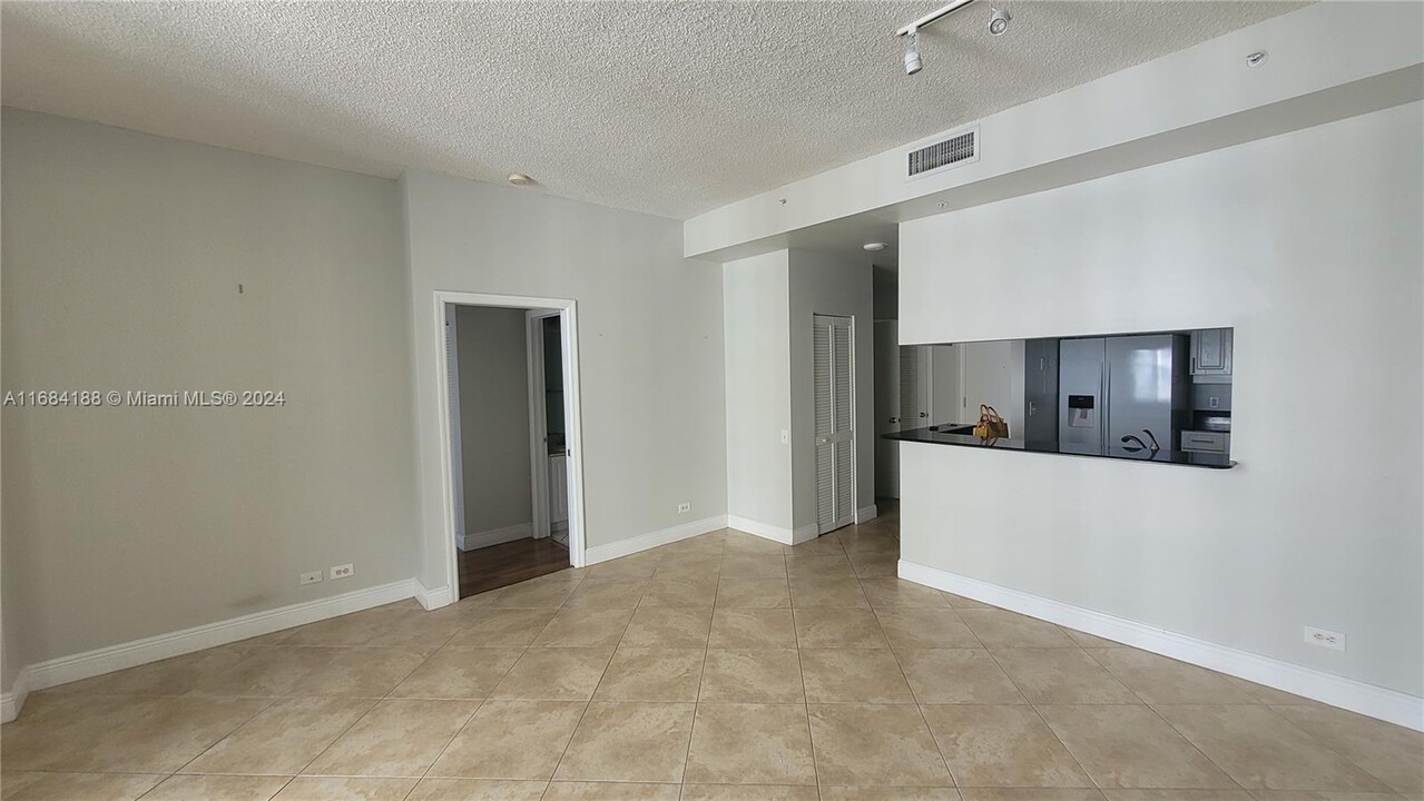 701 Brickell Key Blvd, Unit LPH08 in Miami, FL - Building Photo