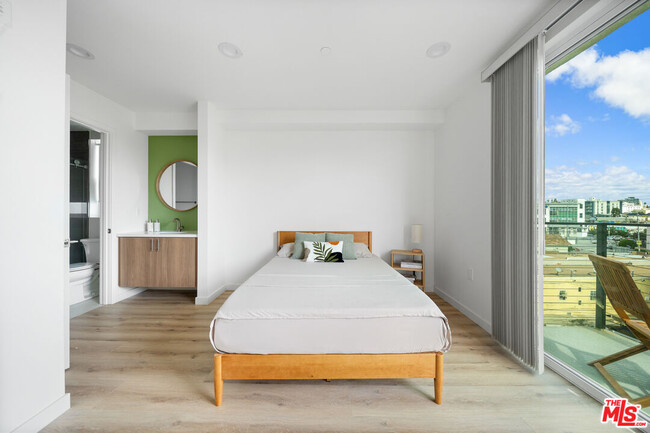 1042 Irolo St in Los Angeles, CA - Building Photo - Building Photo