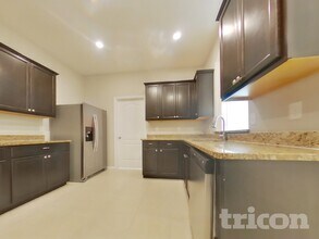 1660 Luft Ln in Mascotte, FL - Foto de edificio - Building Photo