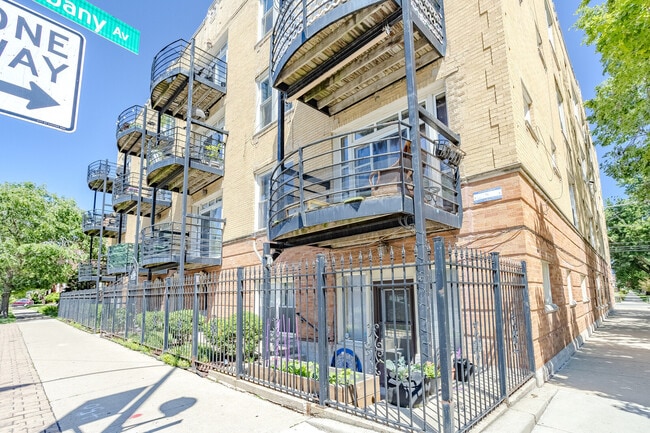 3100 W Addison St in Chicago, IL - Foto de edificio - Building Photo