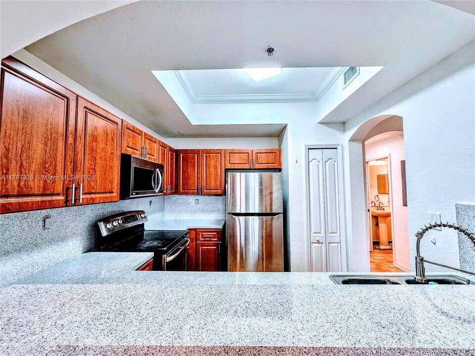 8858 W Flagler St in Miami, FL - Building Photo