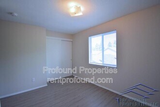1448 NE Thomas Ct in Hillsboro, OR - Building Photo - Building Photo
