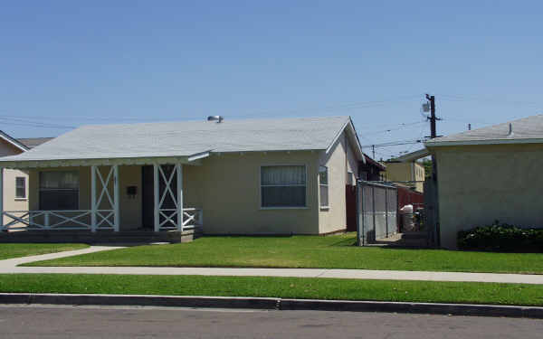 215-221 Glover Ave in Chula Vista, CA - Foto de edificio - Building Photo