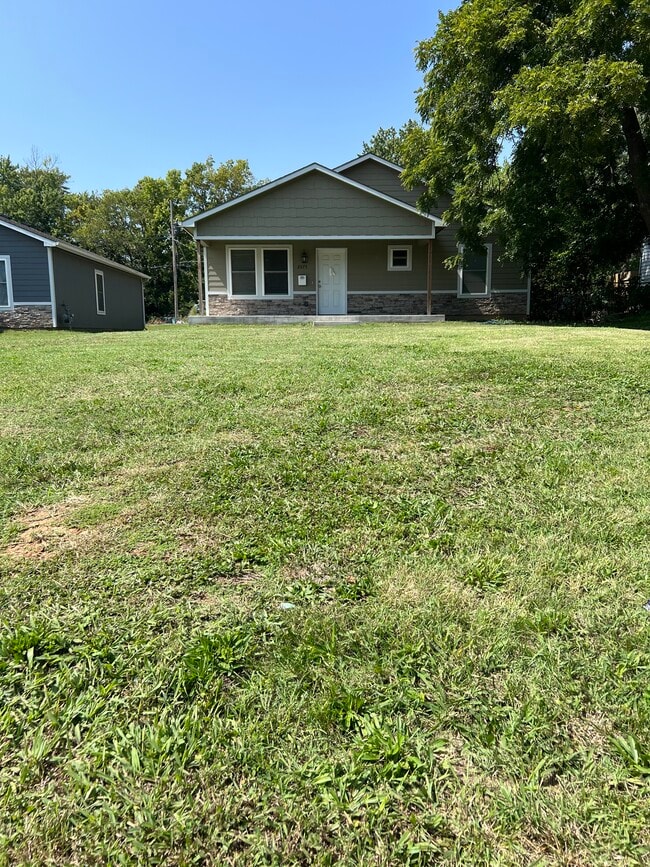2075 SW Buchanan St in Topeka, KS - Building Photo - Building Photo