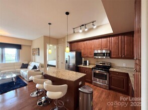 4625 Piedmont Row Dr in Charlotte, NC - Building Photo - Building Photo