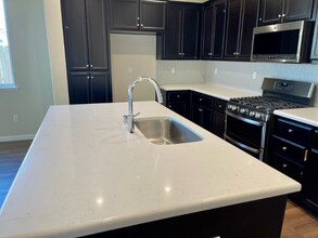 658 Arlington Wy, Unit 658 Arlington Way in Oakdale, CA - Building Photo - Building Photo