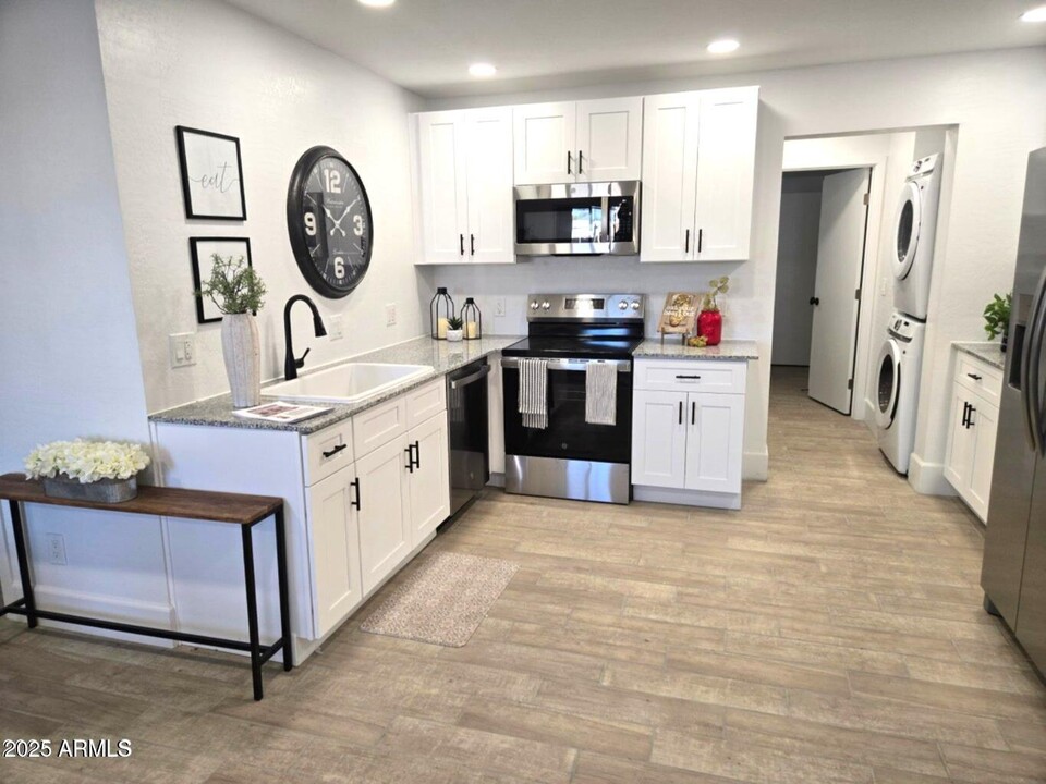 1932 E Carver Dr in Phoenix, AZ - Building Photo