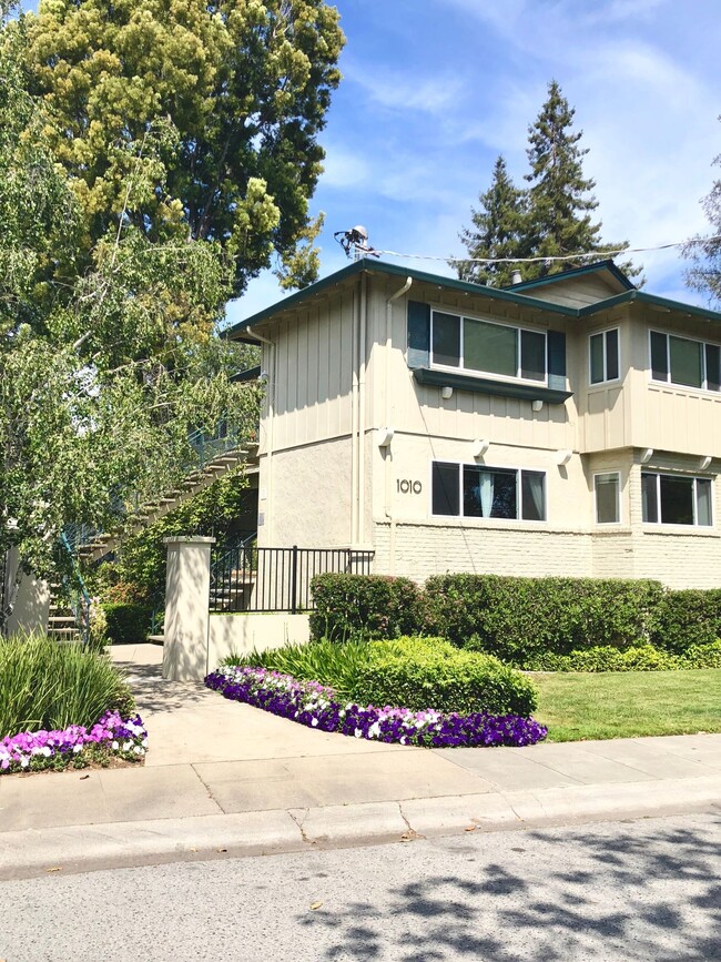 Noel Oaks Apartments in Menlo Park, CA - Building Photo - Building Photo