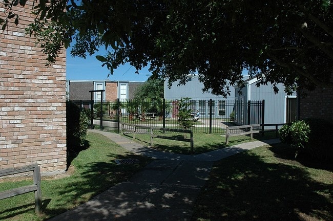 Mustang Crossing Apartments in Richmond, TX - Building Photo - Building Photo