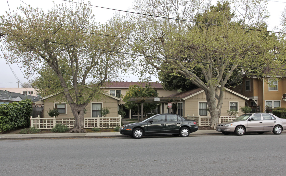 1139 Willow Rd in Menlo Park, CA - Building Photo