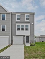 31 Clifton Mnr in Falling Waters, WV - Building Photo