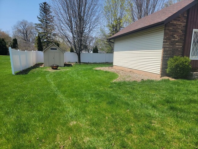 11 S Sunny Slope Ct in Appleton, WI - Building Photo - Building Photo
