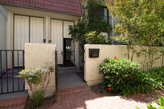 6204 Shoup Ave in Los Angeles, CA - Foto de edificio - Building Photo