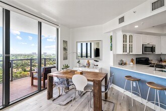 2301 SW 27th Ave in Miami, FL - Foto de edificio - Building Photo