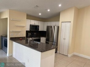 3090 S Oakland Forest Dr in Oakland Park, FL - Building Photo - Building Photo