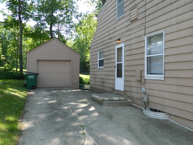 1145 65th St in Windsor Heights, IA - Building Photo - Building Photo