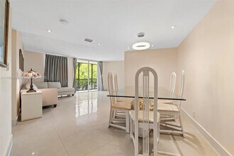 3401 N Country Club Dr, Unit 311 in Aventura, FL - Building Photo - Building Photo