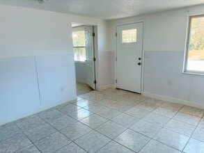 8341 Wilkins St in Port Richey, FL - Foto de edificio - Building Photo