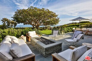 29225 Cliffside Dr in Malibu, CA - Building Photo