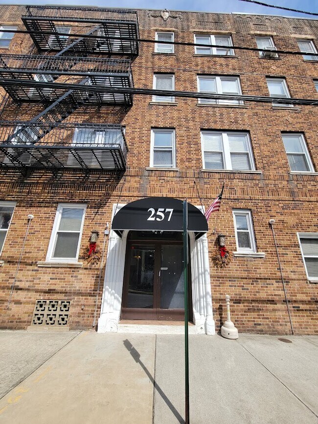 257 Grant Ave Apartments and Nearby Cliffside Park Apartments For Rent Cliffside Park, NJ