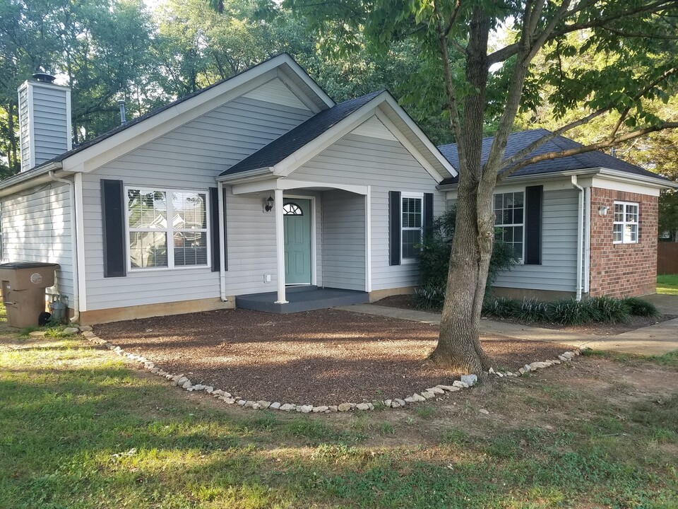 909 Stoneview Ct in Nashville, TN - Foto de edificio