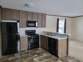 112 Sheppard Ave in Flushing, MI - Building Photo