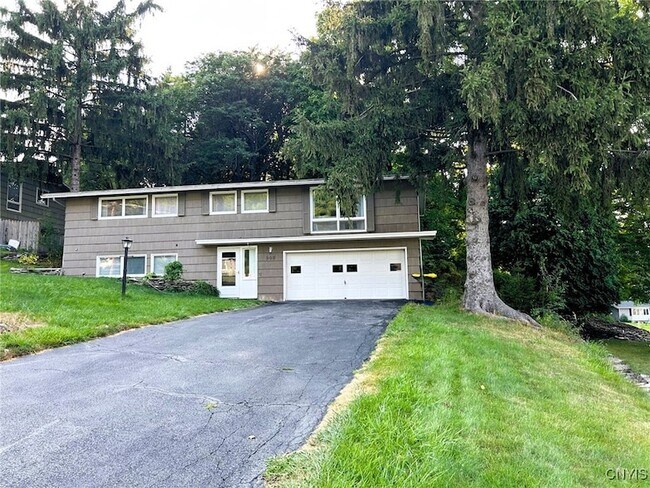 302 Oakridge Dr in Camillus, NY - Building Photo - Building Photo